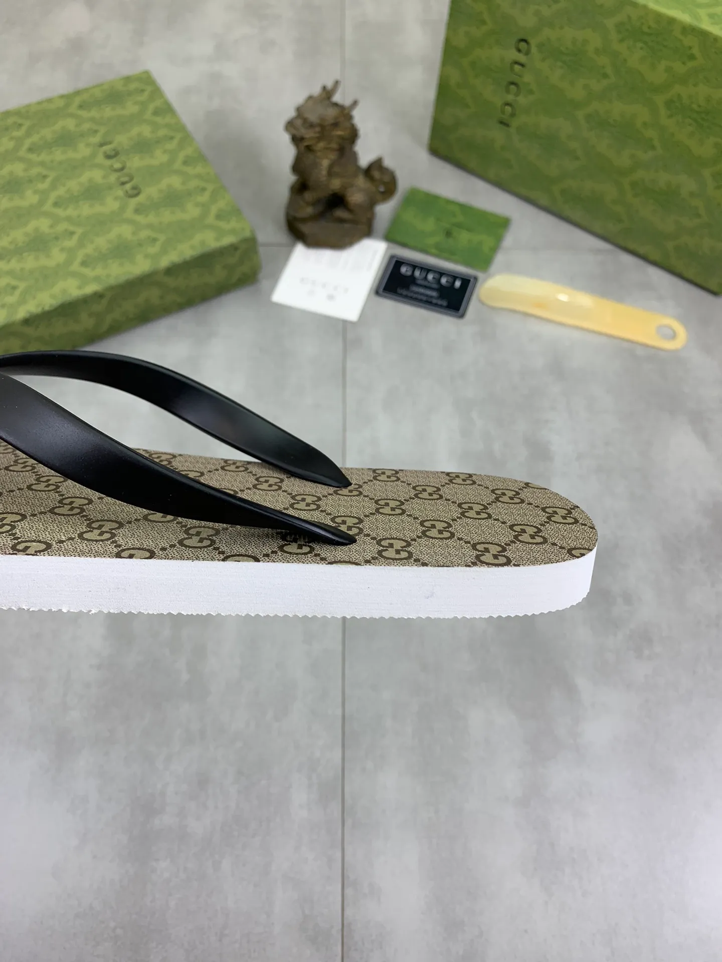 Men's men's shoes 💰P220💰【New style】🆘【GUCCI】Official website's popular Gucci adult couple 🧑‍🤝‍🧑 style, children's flip-flops are on sale at the counter simultaneously! Original fabric imported from Italy. Original bottom provided by the original factory. Size: Adult 36-45. Children’s size: 30-37. Multiple colors available.